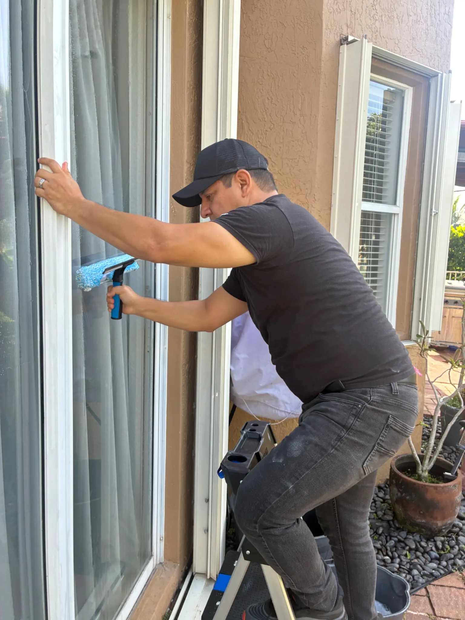 South Florida Clear Windows team member cleaning a window